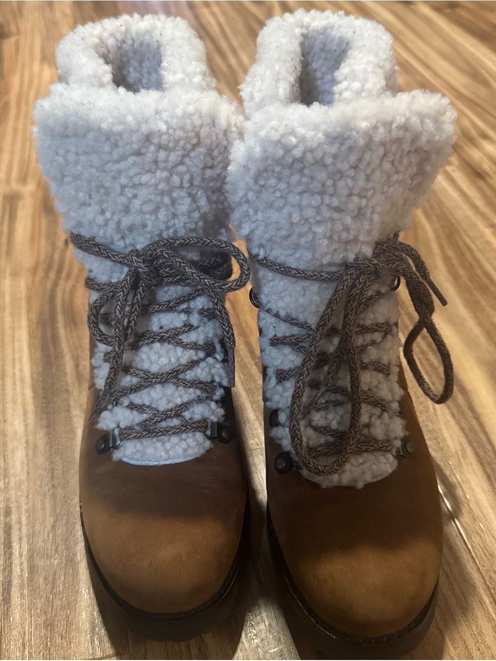 UGG Fraser Cozy Leather sheepskin-Lined Lace-Up Winter Boots in Chestnut brown